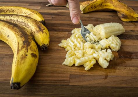 Proceso de machacar plátanos con un tenedor para la masa del banana bread