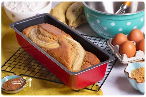 Molde de plumcake con la masa de banana bread lista para hornear