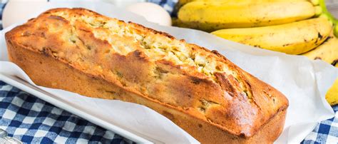 Plátano maduro y otros ingredientes para banana bread