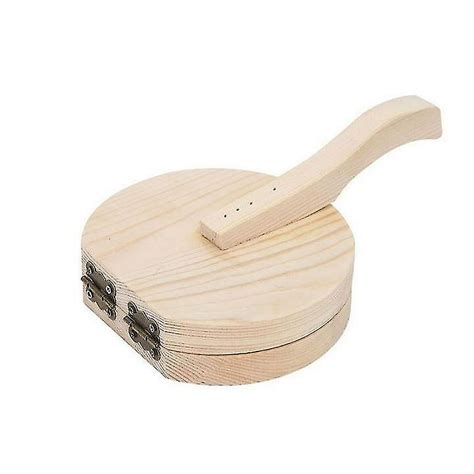 Prensa para tortillas de madera en acción con plástico
