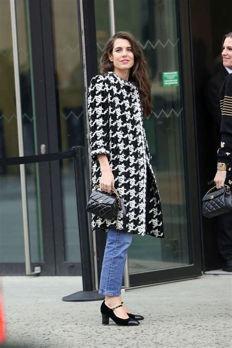 Carlota Casiraghi luciendo jeans celeste pastel de talle alto y fit holgado con camisa blanca