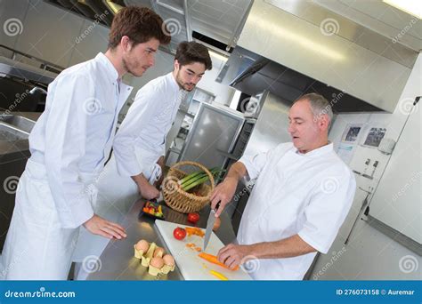 Chef Coco Escanilla supervisando la preparación de platos gourmet