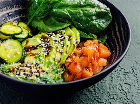 Bowl de Gohan de salmón con aguacate y pepino