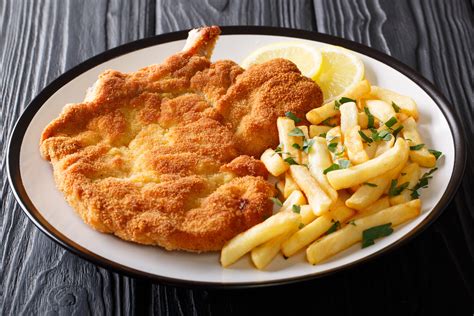 Imagen de una milanesa clásica empanada y dorada
