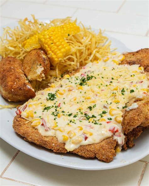 Imagen de una Suprema a la Maryland con todos sus guarniciones, incluyendo banana frita