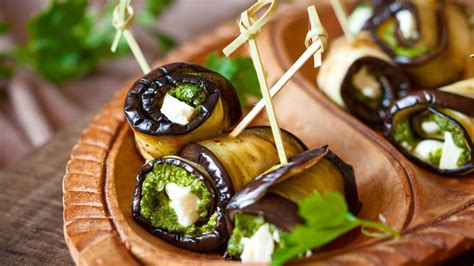 Foto temática de bocaditos de berenjena con pesto bien presentados