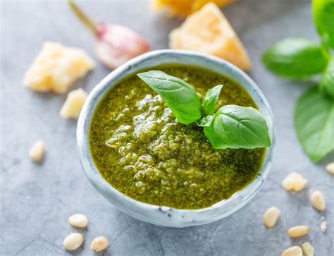 Imagen de salsa pesto casera en un bol
