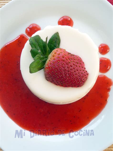 Coulis de frutillas en una salsera, con bayas frescas al lado.