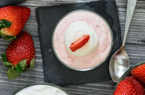 Mousse de frutillas con coulis servida en copas individuales.