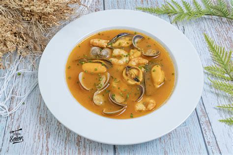 Variedad de caldos y sopas de pescado y mariscos