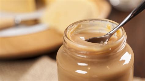 Fotografía de un frasco de dulce de leche casero bien conservado.