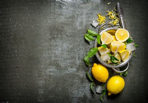 Imagen de limones frescos y un cazo con jarabe hirviendo