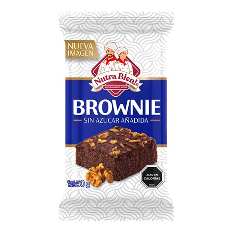 Imagen de un brownie Nutra Bien de chocolate con nueces, mostrando su textura esponjosa y trozos de nueces en la superficie.
