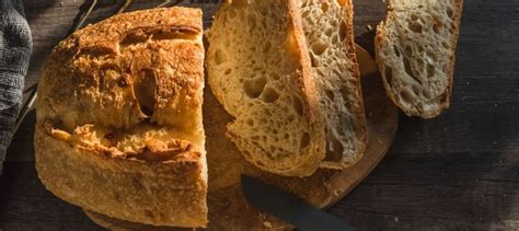 infografía comparativa de pan de masa madre y pan industrial