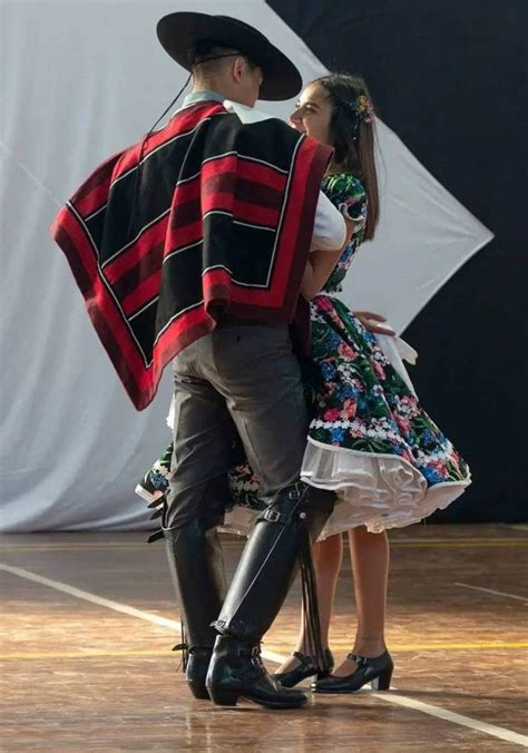 Infografía comparativa: cueca tradicional (huasa) vs. cueca urbana (brava/chora)
