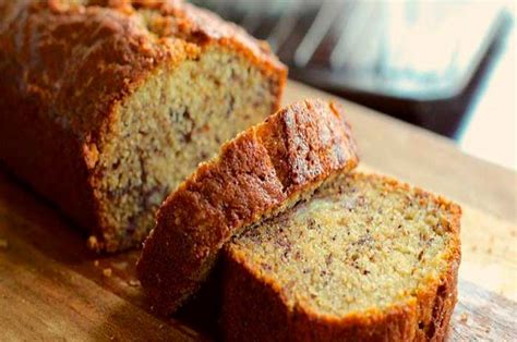 Queque de plátano recién horneado y rebanado