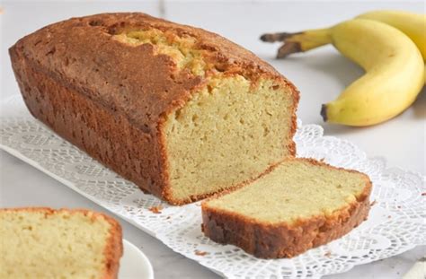 Queque de plátano decorado con rodajas de plátano fresco en la parte superior