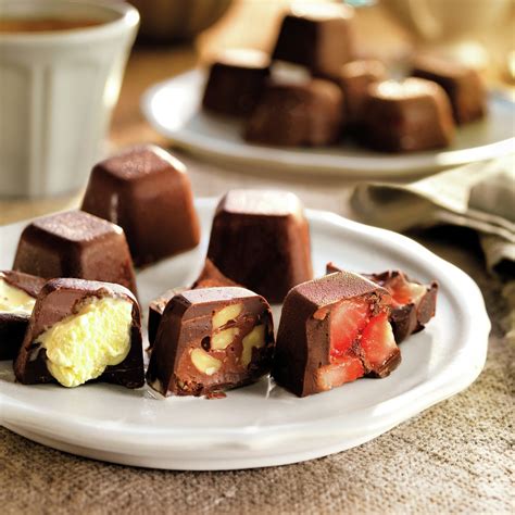 Primer plano de bombones de chocolate con nueces decorados