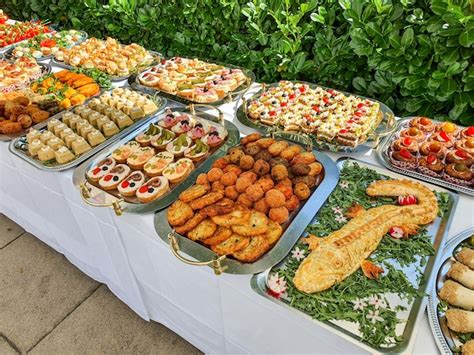 Variedad de sándwiches en una bandeja para buffet