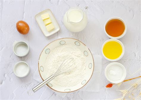 Ilustración de los ingredientes frescos para panqueques y crema de frutilla.