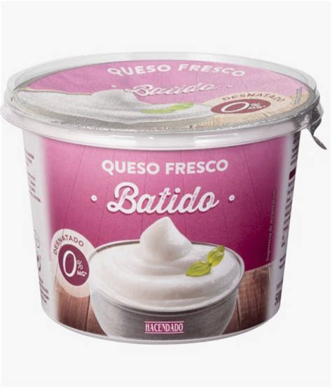 Proceso de batido del queso crema con yogur griego, azúcar flor y jengibre para obtener una crema suave.