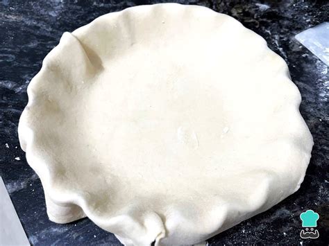 Foto de masa de tarta recién estirada en un molde