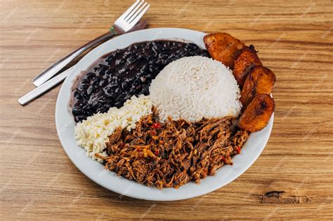 Plato de pabellón venezolano con queso rallado
