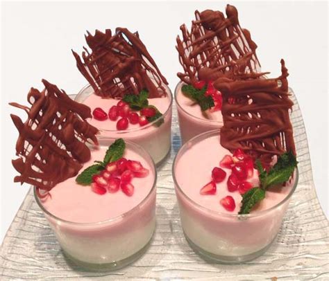 Foto de una mousse de granada decorada con granos de granada.