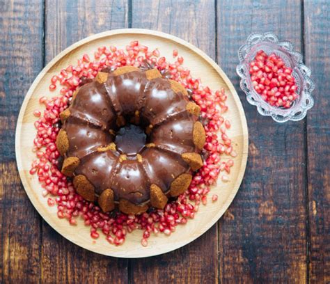 Foto de un Bundt Cake de Granada decorado con glaseado y granos de granada.
