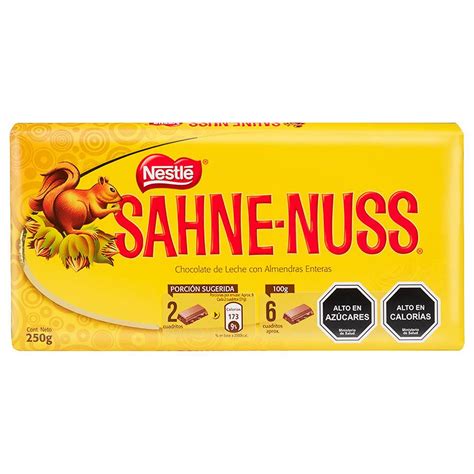 Imagen de una tableta Ritter Sport Sahne Nuss mostrando las avellanas y los copos de maíz.