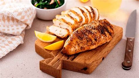 Infografía con los pasos para empanar un filete de pollo