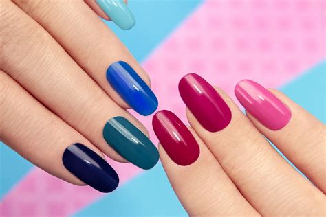 Foto temática de una persona quitándose el esmalte de uñas en casa