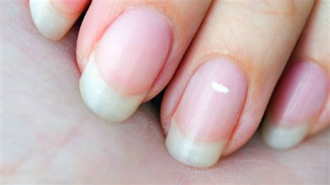 Foto de uñas sanas y bien hidratadas después de una manicura