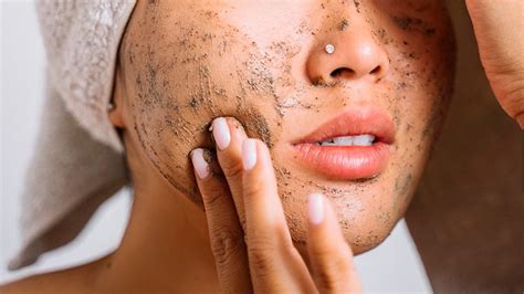 Ilustración de la exfoliación catafilar en una roca granítica, mostrando las capas similares a una cebolla.