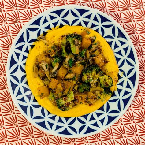 Polenta cremosa con verduras salteadas