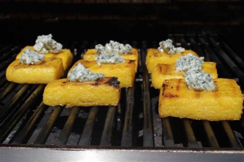 Cuadrados de polenta grillados con relleno