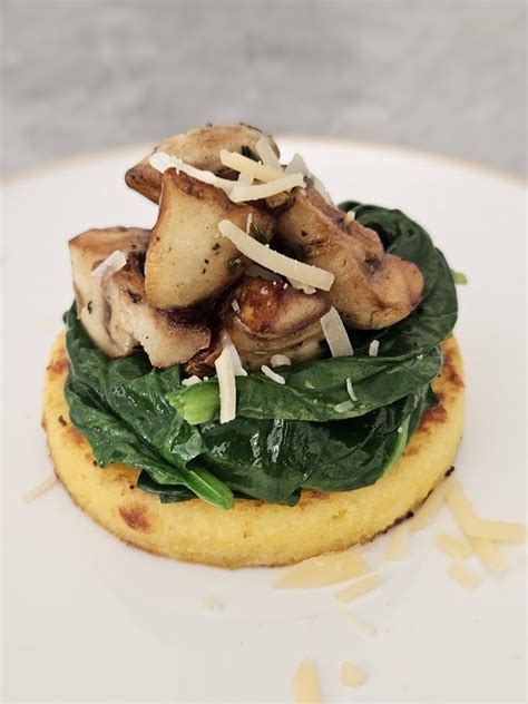 Polenta vegana con champiñones, espinacas y leche de coco