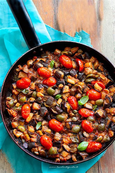 Infografía detallada con los pasos de preparación de la caponata siciliana.
