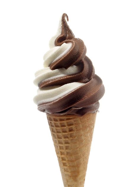 Cono de helado soft mixto con espiral de vainilla y chocolate