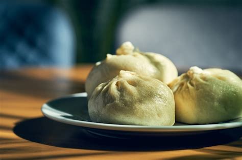 Baozi variados mostrando diferentes rellenos y texturas