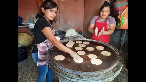 Mujeres trabajando en una tortillería tradicional en Colombia