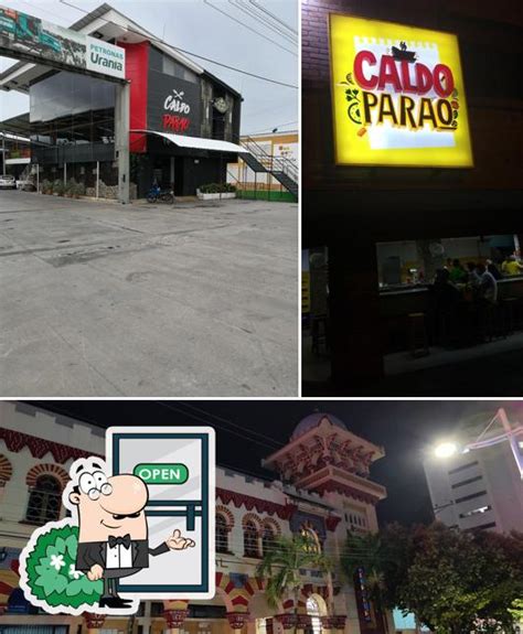exterior del restaurante El Caldo Parao, un contenedor modificado con mesas y sillas dispuestas en un área de estacionamiento.