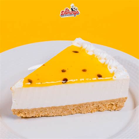 Fotografía de un cheesecake de maracuyá entero y una porción cortada, mostrando la textura cremosa y la cobertura vibrante.