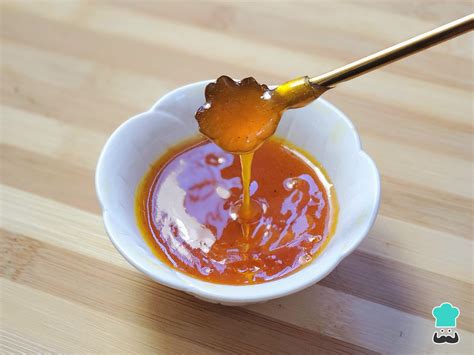 Fotografía de la salsa de maracuyá, una parte con semillas y otra colada, ambas enfriándose en recipientes separados.