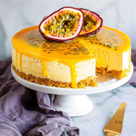 Fotografía de un cheesecake de maracuyá terminado y decorado, listo para ser servido, con la cobertura de maracuyá brillante.