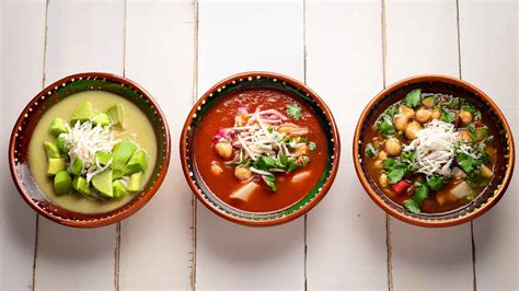 Infografía comparativa de pozole rojo, verde y blanco con sus ingredientes principales