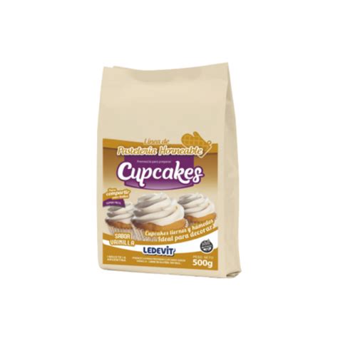 fotografía de producto mostrando un empaque de premezcla para cupcakes de vainilla junto a cupcakes horneados