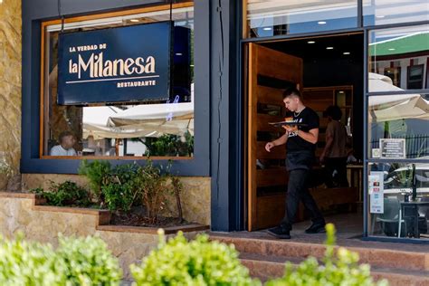 Fachada y ambiente del restaurante La Verdad de la Milanesa en Pucón
