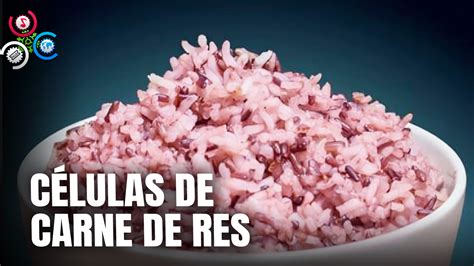 Foto de arroz híbrido con células de carne, mostrando un ligero color rosado