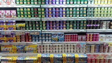 Yogures de fresa con colores variados en el supermercado